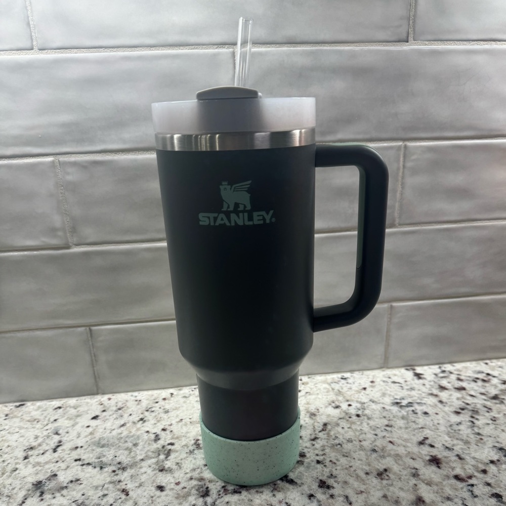 EUC 40oz Charcoal Stanley. $55 Comes with boot.